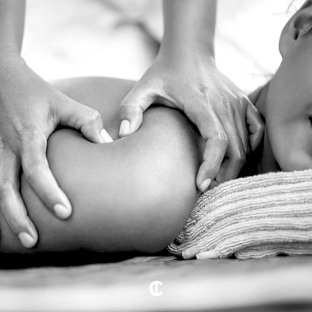 Drainage lymphatique Renata Franca : pourquoi fait-il l’unanimité ?
Vous ressentez des jambes lourdes, une sensation de gonflement ou souhaitez améliorer l’aspect de votre peau ?
Découvrez dans notre dernier article les bienfaits du drainage lymphatique selon la méthode Renata Franca, une technique de massage manuel qui stimule la circulation lymphatique et sanguine, favorisant ainsi l’élimination des toxines et la réduction de la rétention d’eau.
Dans cet article, vous apprendrez :
✔️ Les principes de la méthode Renata Franca
✔️ Les bienfaits pour le corps et le bien-être
✔️ Pourquoi cette technique est plébiscitée
📖 À lire sur notre blog :
👉 Lien dans la bio.
Offrez à votre corps une sensation de légèreté et de bien-être à partir de 110€.
📍Prenez rendez-vous à l’Institut C – Lyon pour une séance de drainage lymphatique Renata Franca.
#institutclyon #drainagelymphatique #renatafranca #bienetre #detox #soinvisage #lyonbeaute #blogbeaute
